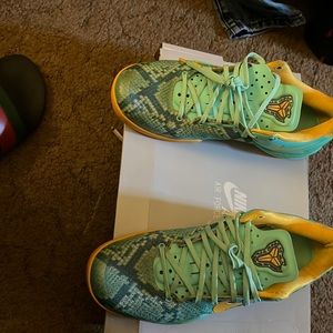 kobe sneakers in good condition hard to find.Got Jordan’s to